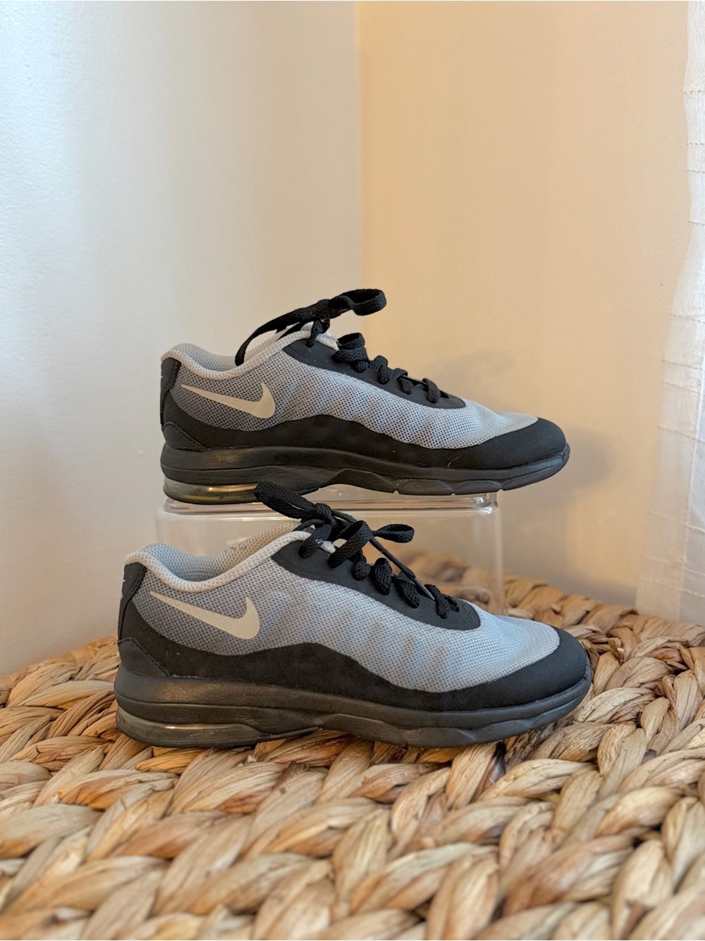 Boy’s 1Y Nike Air Max “Invigor” in Black, Grey and White
